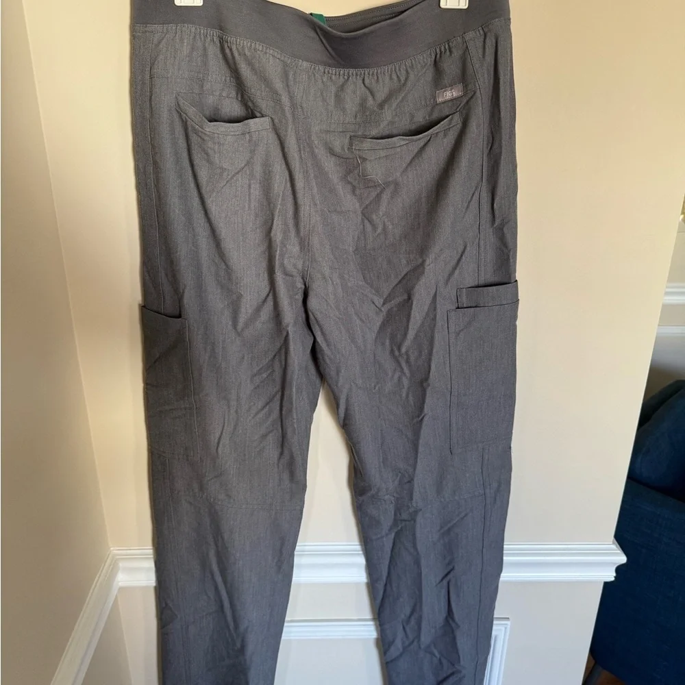 Men’s Gray FIGS Axim Cargo Scrub Straight Leg Pants With Pockets Size Medium